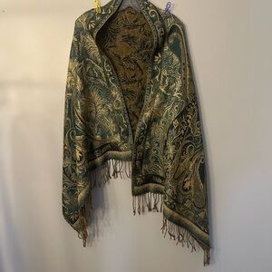 ⭐️ Intricate Green and Gold Paisley Wrap No Label